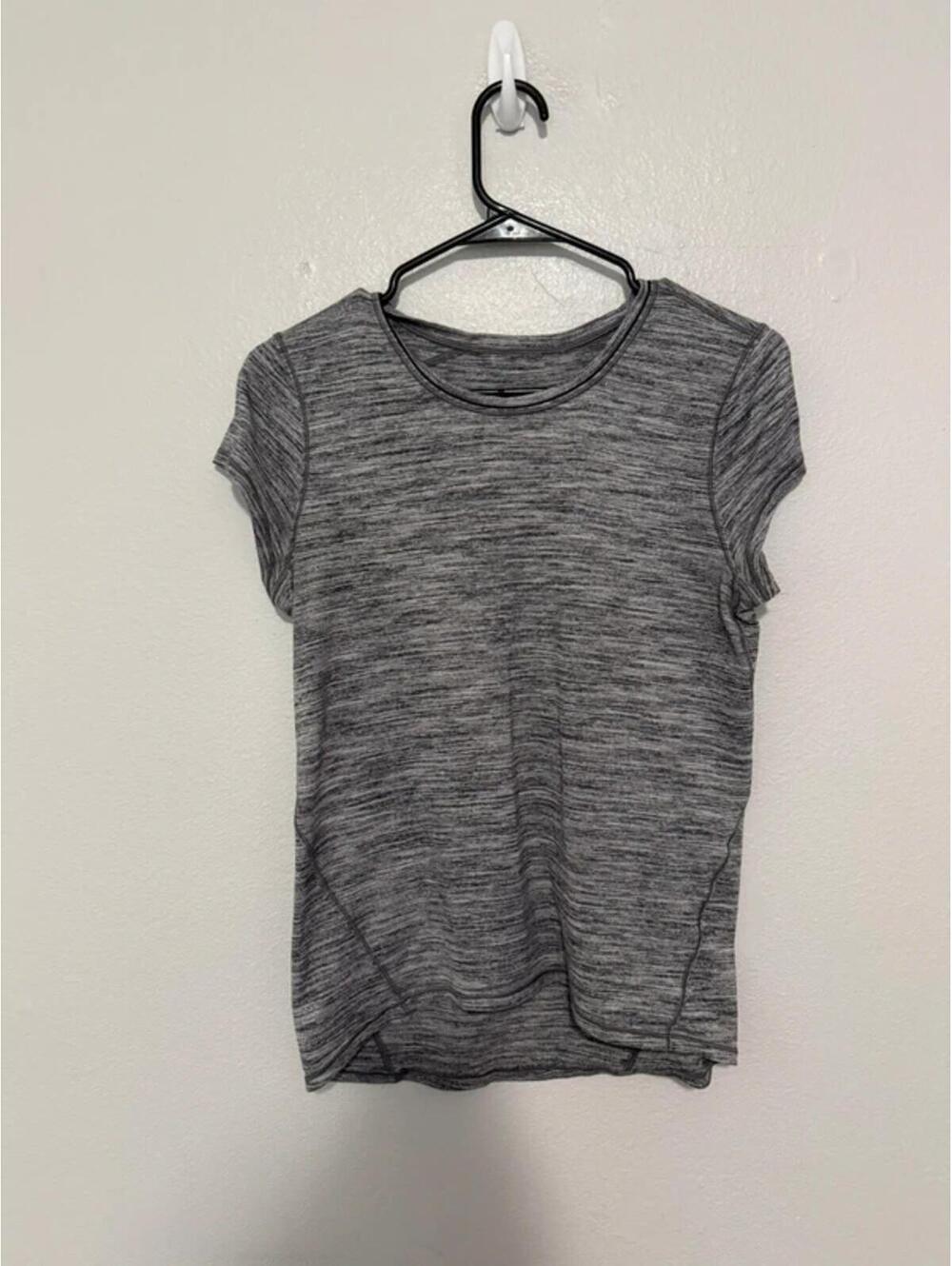 Lululemon older style short sleeve best fits a size 2
